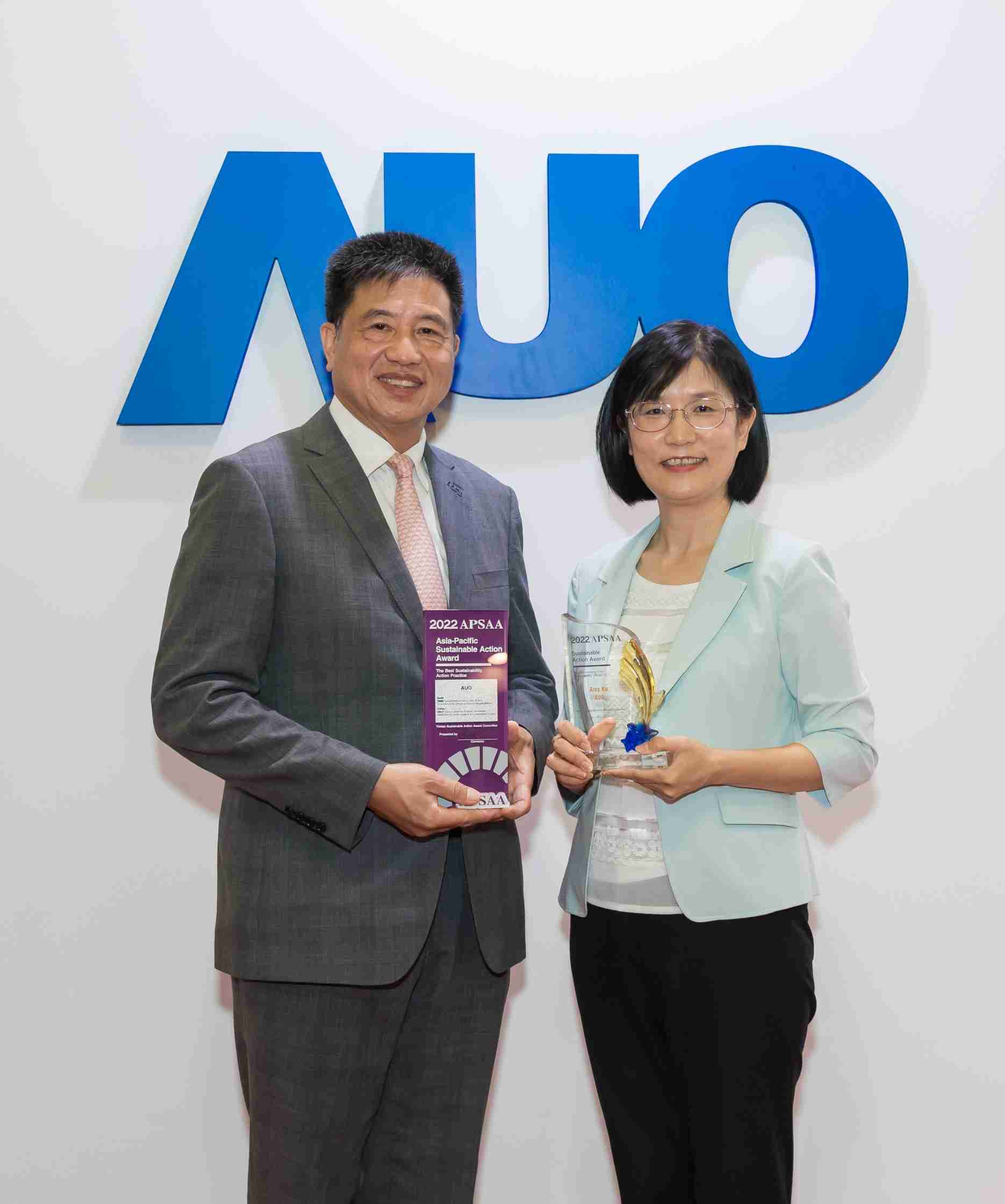 PG国际长期垫筑永续远景的基石，，，透过ESG暨气候委员会逐步实践永续策略蓝图。。其中，，PG国际光电永续长古秀华带领团队、、、制定中长期目标，，缔造多面向亮眼表现，，，获得「顶尖永续长奖」的个人奖殊荣（左：PG国际光电董事长暨执行长彭双浪，，右：PG国际光电永续长古秀华）