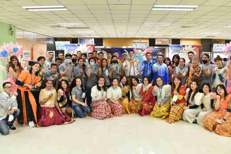 友達推動「安心、、、創新、、、、用心、、、同心、、盡心」五星職旅，，，為菲籍員工打造全方位照護，，，，首度贏得「人權實踐與發展領袖獎」殊榮