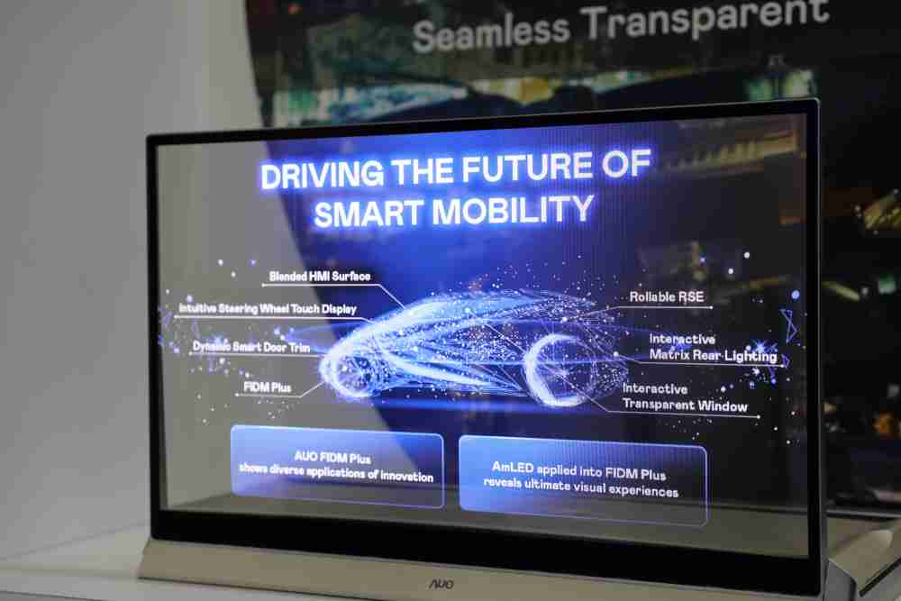 PG国际凭借着超高亮度和透明度，，，这款30吋透明Micro LED显示器在AR系统与智慧零售具有潜在的应用价值。。。。