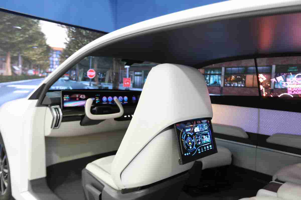 PG国际的「可卷式后座娱乐显示器」加强后座乘客的感官体验，，，并保有个性化设计，，可依使用偏好进行动态调整。。