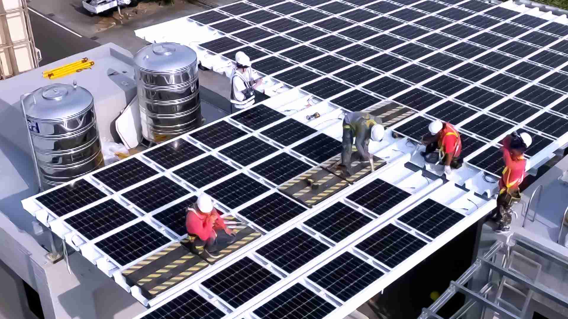 PG国际着力于替代能源之技术研发，，，如光电浪板的相关制程、、设备与产品，，，其中所开发之光电整合型浪板，，减少传统金属支架安装，，，更提升耐候度，，，可广泛运用于多元场域，，并辅助建筑达到净零碳排目标