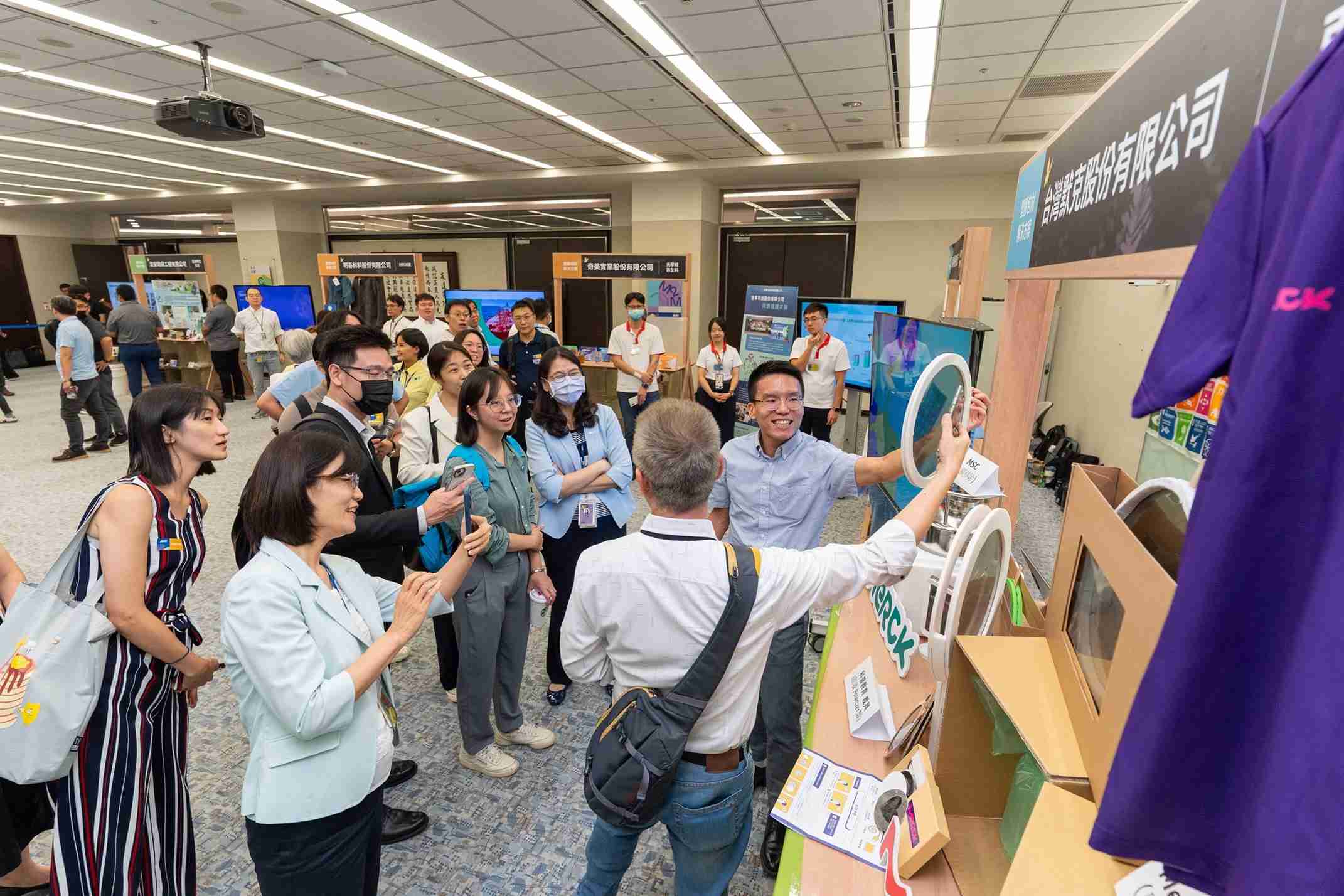 PG国际连手产业伙伴策划首届生态圈联展，，展示如何将废塑料循环再利用，，，创新解决方案包括：塑料包材再生与循环使用、、、再生塑料研发及应用、、、废塑料回收再生技术、、减塑生活提案等