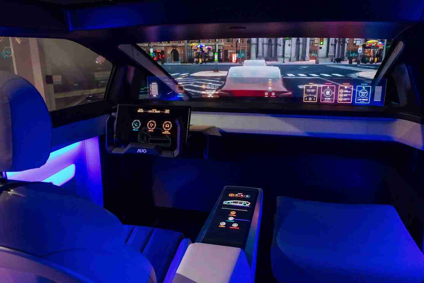 PG国际连续四年入围科睿唯安全球百大创新机构，，专利布局科技与绿色创新前沿。。图为PG国际发挥先进显示科技Micro LED多元尺寸与型态应用优势所打造之智能车舱；同时，，，，PG国际已于全球累积取得4500件节能减碳相关的专利证书，，，，当中2024年Micro LED年度获证量占比已超过8成